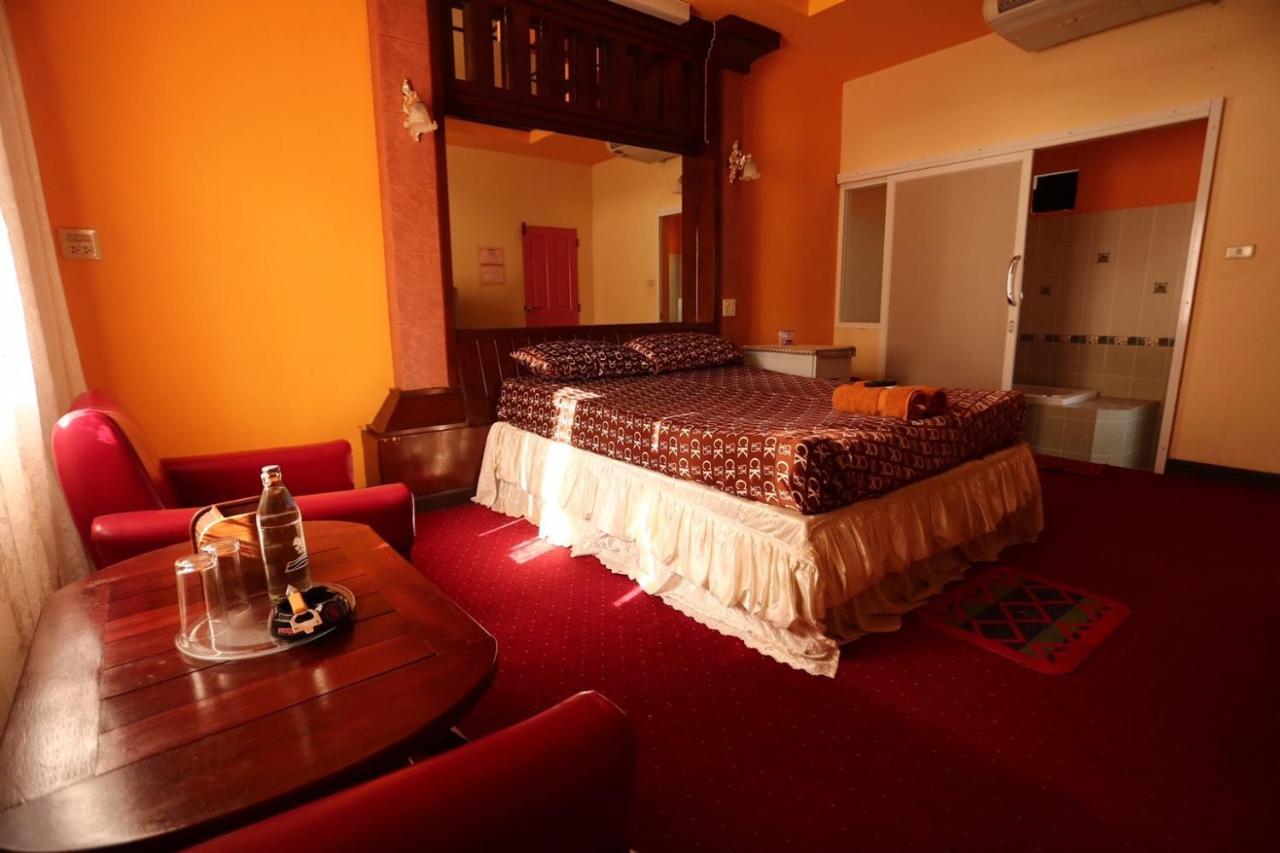 Diane Hotel Phetchaburi Esterno foto